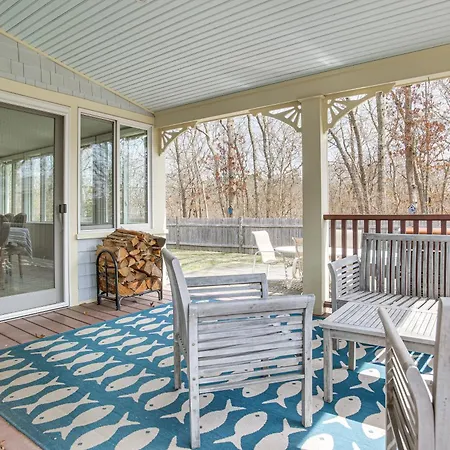 4 Mi To Inkwell Beach Home In Oak Bluffs!